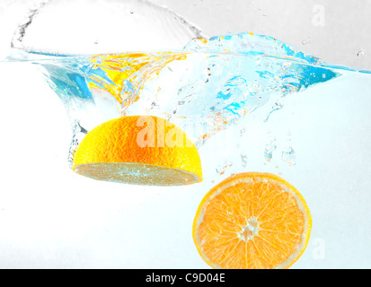 Tombe dans l'eau d'Orange Banque D'Images