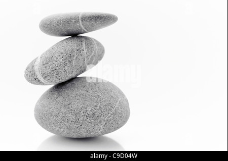 Pyramide de pierres sur blanc. Banque D'Images