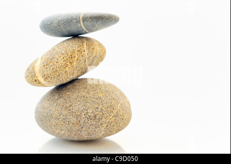 Pyramide de pierres sur blanc. Banque D'Images