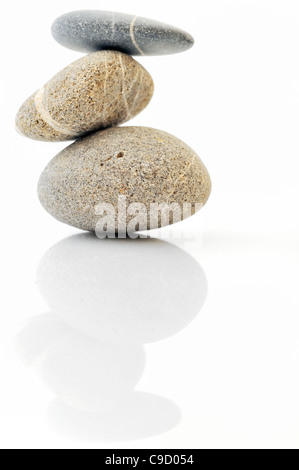 Pyramide de pierres sur blanc. Banque D'Images