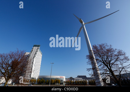 La grande éolienne Vestas et le spectaculaire Bella Sky Comwell Hotel au Bella Center de Copenhague, Danemark Ørestaden Banque D'Images