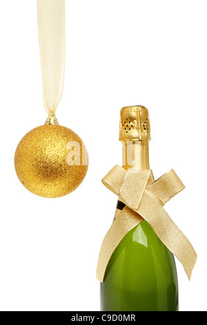 Golden glitter Christmas bauble hanging à côté d'une bouteille de champagne décoré d'un noeud du ruban d'or Banque D'Images