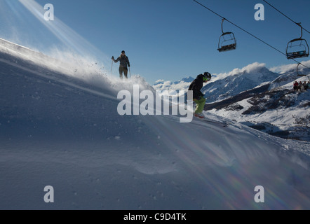 L'Italie, Piémont, Sestriere, adolescent vers le bas de la pente de ski télésiège ci-dessous Banque D'Images