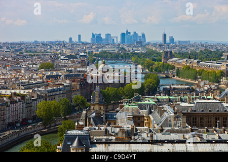Vue du haut de la Cathédrale Notre Dame sur la Seine et les ponts. Paris, France. Banque D'Images