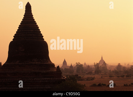 Vue du coucher de temples à Bagan, silhouette Stupa avec d'autres temples à distance Banque D'Images