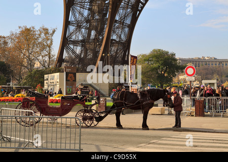 Balade en calèche à la Tour Eiffel, Paris. Promenades en calèche pour les touristes sont de nouveau à Paris. Banque D'Images