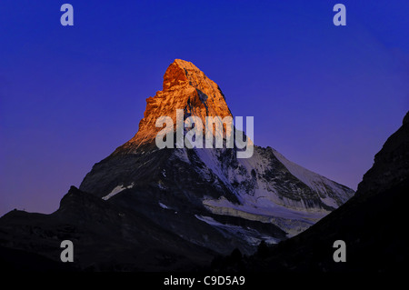 Le Matterhorn est aux frontières de la Suisse et l'Italie. C'est 4 478 mètres de haut. Il surplombe la ville de Zermatt . Banque D'Images