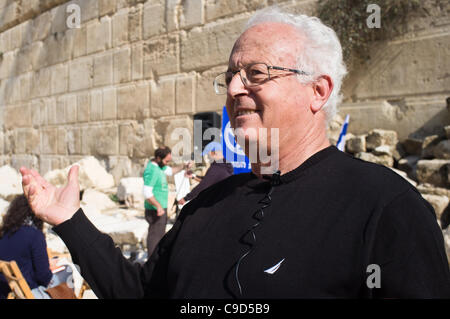 Jérusalem, Israël. 23 Nov, 2011. Le professeur Ronny Reich, de l'Université de Haïfa décrit les récentes découvertes archéologiques que Mur Occidental et Robinson's Arch construction n'était pas achevé dans la vie du roi Hérode lors d'une conférence de presse sous l'arche de Robinson dans HaOfel Gan Parc archéologique. Banque D'Images