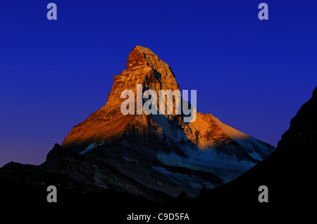 Le Matterhorn est aux frontières de la Suisse et l'Italie. C'est 4 478 mètres de haut. Il surplombe la ville de Zermatt . Banque D'Images