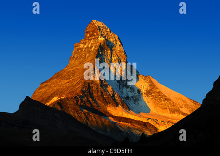 Le Matterhorn est aux frontières de la Suisse et l'Italie. C'est 4 478 mètres de haut. Il surplombe la ville de Zermatt . Banque D'Images