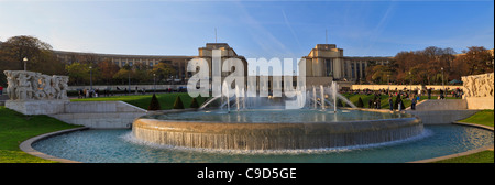 Trocadero, Paris, France. Ci-dessous le Palais de Chaillot sont les jardins de Trocadéro, avec toute une gamme de fontaines. Banque D'Images