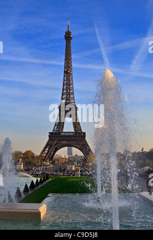 La Tour Eiffel depuis le Trocadéro, l'hôtel Jardins de Paris, France. Vu à travers les fontaines des Jardins du Trocadéro. Banque D'Images