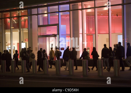 Les employés de bureau et les touristes à pied le long de la 42e rue autour de 5:30 h le soir aux heures de pointe. Banque D'Images