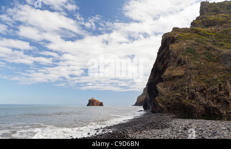 Plage de galets près de Achadas da Cruz - Madeira, Portugal, Europe Banque D'Images