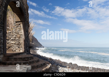 Plage de galets près de Achadas da Cruz - Madeira, Portugal, Europe Banque D'Images