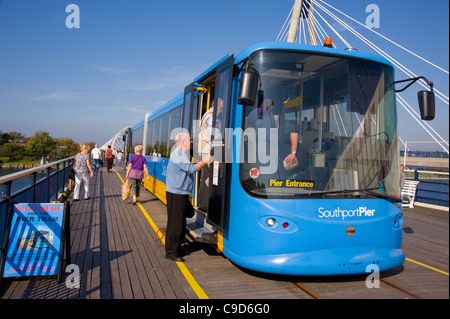 Le tramway d'embarquement sur la jetée de Southport Banque D'Images