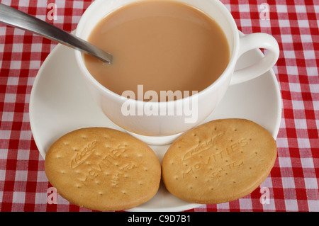 McVities biscuits thé riche avec tasse de thé Banque D'Images