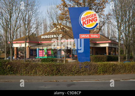 UK restaurant Burger King sur un parc de vente au détail avec un lecteur à l'article Banque D'Images
