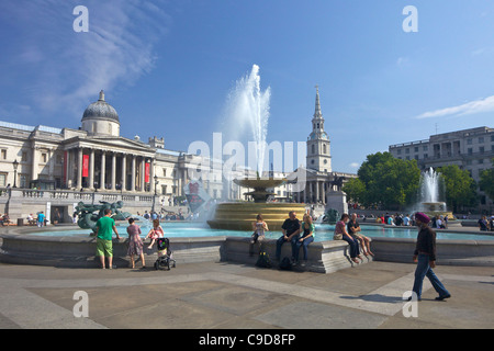 Fontaines, National Gallery et St Martins-dans-le-champs d'église à Trafalgar Square, le soleil d'été, Londres, Angleterre, RU, Unité Banque D'Images