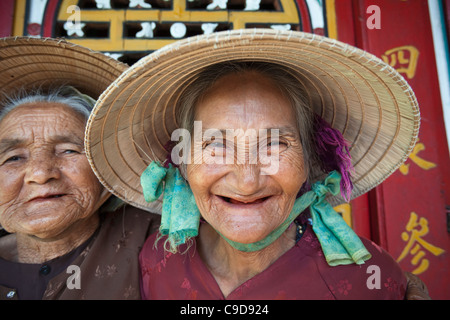 Vietnam, Hoi An, Portrait de deux femmes âgées Banque D'Images