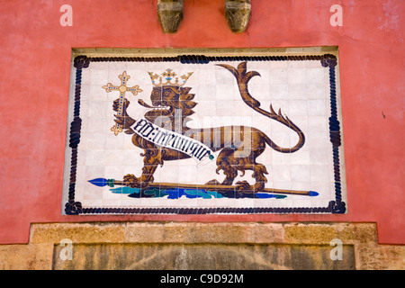 Photo / herald en carreaux de céramique au-dessus de la porte du Lion / Lion à l'entrée de l'Alcazar de Séville / Séville. Espagne Banque D'Images