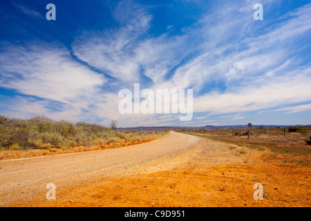 Nuage Cirrus au-dessus de la route solitaire entre Quorn et Hawker dans la chaîne de Flinders en Australie du Sud de l'outback Banque D'Images