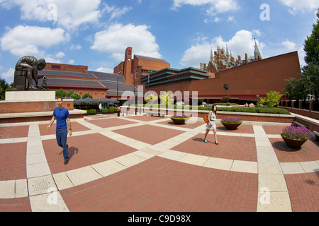 British Library Cour avec statue de Isaac Newton, avec la gare St Pancras derrière, Euston Road, London, England, UK Banque D'Images