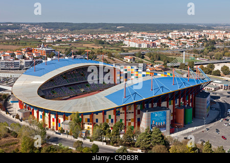 Stade Dr. Magalhães Pessoa, Leiria, également connu sous le nom de Stade de football Municipal vu du château. Leiria, Portugal. Banque D'Images