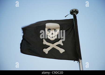 Jolly Roger en agitant. Banque D'Images