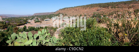 Vue sur le nord du champ de stèles et environs de l'hôtel à Axoum Yeha, Nord de l'Ethiopie, l'Afrique. Banque D'Images