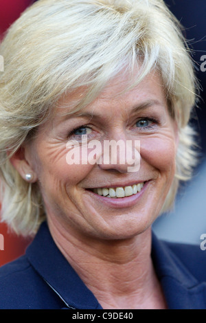 L'entraîneur-chef de l'Allemagne Silvia Neid sourires de l'équipe devant un banc de la Coupe du Monde féminine de la FIFA, un groupe de match contre la France. Banque D'Images