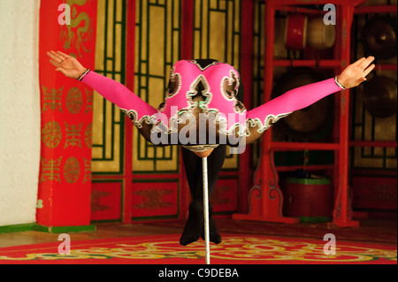 Contorsionniste danseuse de mongole Tumen Ekh ensemble se produit à Oulan Bator. Banque D'Images