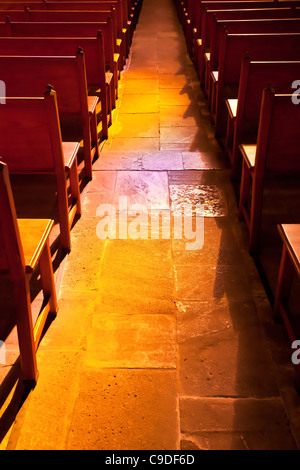 Allée de la cathédrale et de bancs Banque D'Images