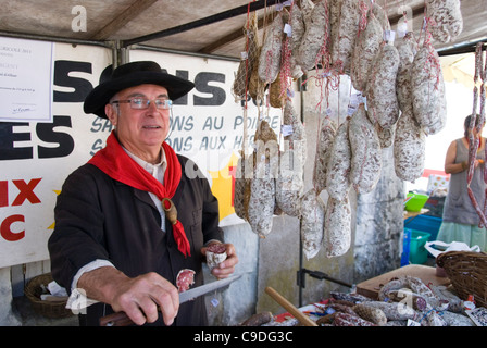 Saucisson vendeur sur le marché à Amboise, Indre-et-Loire, France. Banque D'Images
