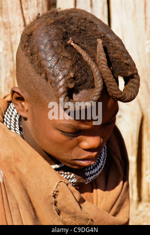 Jeune fille Himba avec cheveux tressés, près d'Opuwo, Namibie Banque D'Images