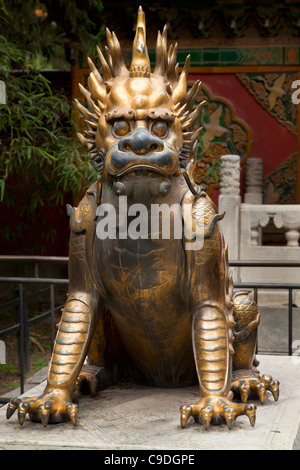 Doré Doré à l'intérieur de la statue de kylin Jardin impérial de la Cité Interdite, Beijing, Chine, République populaire de Chine, de l'Asi Banque D'Images
