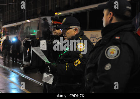 Le 23 novembre 2011, la Police de Toronto déployer en grand nombre avant l'aube ce matin, à commencer le processus d'expulsion du camp de tentes de Toronto occupent de St James Park. Ici un premier agent de police de Toronto répond aux manifestants instants avant que la police entrer dans le parc. Banque D'Images