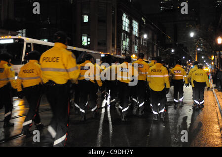 Le 23 novembre 2011, la Police de Toronto déployer en grand nombre au cours de l'heure avant l'aube ce matin, à commencer le processus d'expulsion du camp de tentes de Toronto occupent de St James Park. Banque D'Images