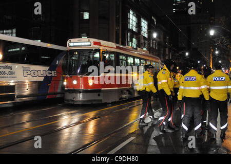 Le 23 novembre 2011, la Police de Toronto déployer en grand nombre au cours de l'heure avant l'aube ce matin, à commencer le processus d'expulsion du camp de tentes de Toronto occupent de St James Park. Banque D'Images