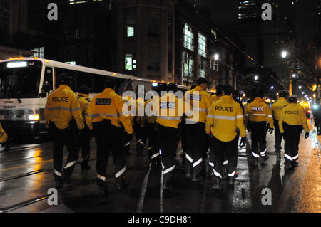 Le 23 novembre 2011, la Police de Toronto déployer en grand nombre au cours de l'heure avant l'aube ce matin, à commencer le processus d'expulsion du camp de tentes de Toronto occupent de St James Park. Banque D'Images