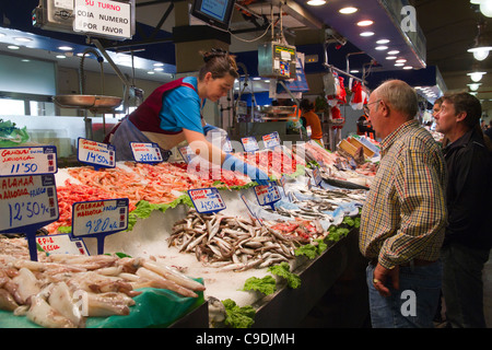 Les gens qui achètent du poisson au marché de décrochage Mercat Olivar à Palma de Majorque Espagne Baléares Majorque Banque D'Images