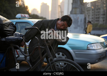 Paysans migrants travailleur fait vivre par la collecte et la vente des matériaux qui peuvent être recyclés, Shanghai, Chine, Asie Banque D'Images