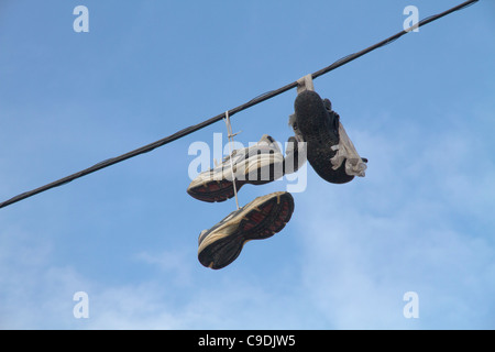 Paires de chaussures espadrilles Doble suspendues par les lacets d'une ligne d'alimentation du câble électrique sur sky Palma de Mallorca Majorque Espagne Banque D'Images