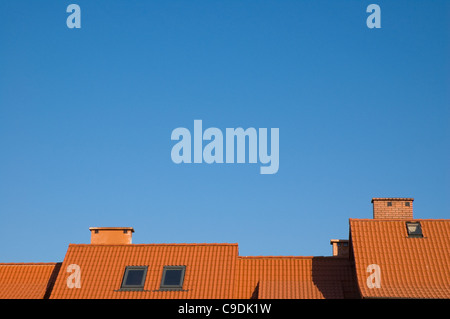 Toits rouges contre clair, ciel bleu Banque D'Images