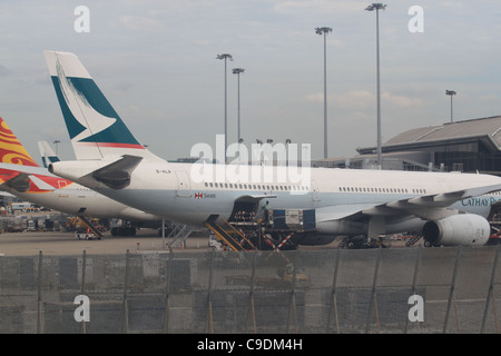 Les avions sur le tarmac en face du hangar Banque D'Images