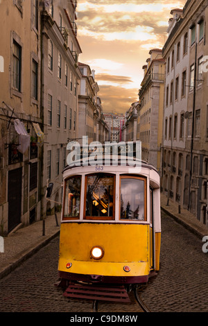 Tramway jaune classique historique de Lisbonne construit partiellement en bois la navigation, ses rues étroites et sinueuses, Portugal Banque D'Images