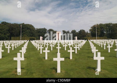 Les rangées de pierres tombales croix menant à la grande chapelle dans le cimetière américain de Luxembourg, Luxembourg, Luxembourg-ville. Banque D'Images