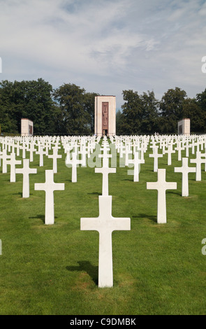 Les rangées de pierres tombales croix menant à la grande chapelle dans le cimetière américain de Luxembourg, Luxembourg, Luxembourg-ville. Banque D'Images