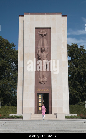 Mère avec son enfant à monter les marches vers la grande chapelle dans le cimetière américain de Luxembourg, Luxembourg. Banque D'Images