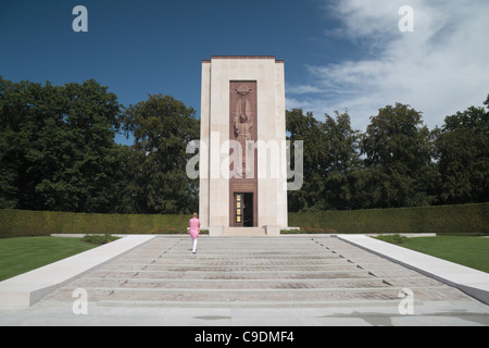 Mère avec son enfant à monter les marches vers la grande chapelle dans le cimetière américain de Luxembourg, Luxembourg. Banque D'Images